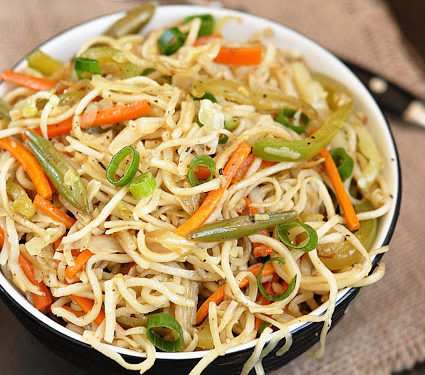 garnish with spring onion and veg hakka noodles is ready to eat